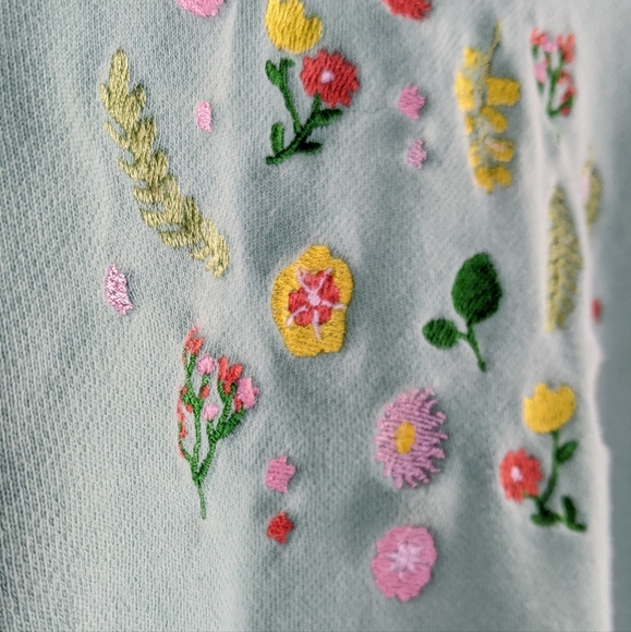 Clammy Heart Flower Embroidery Sweatshirt in Mint Green - Picture 3 of 8
